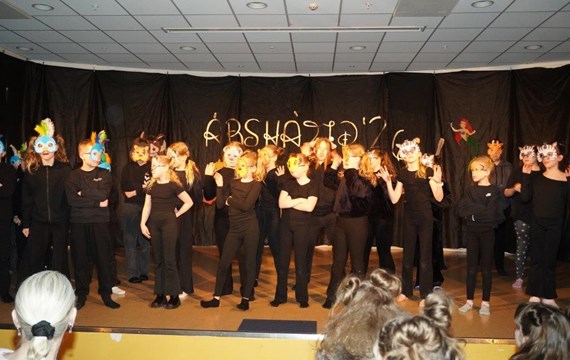 Vel heppnaðri árshátíð lokið í Akurskóla